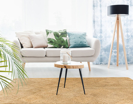 alfombra de fibra natural decorando un salon con una mesa redonda