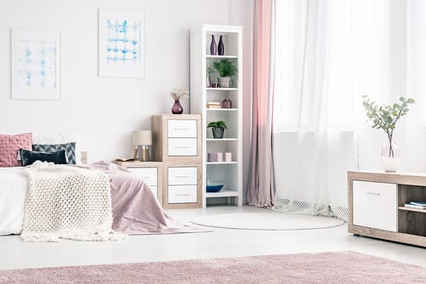 dormitorio con alfombras suaves de lana en tonalidades claras