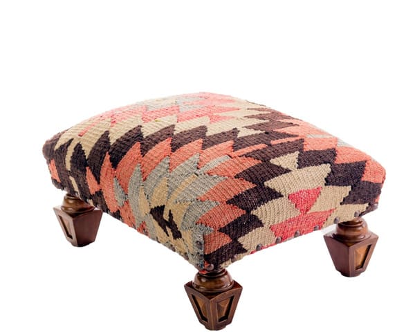 mueble tapizado con alfombra tipo kilim